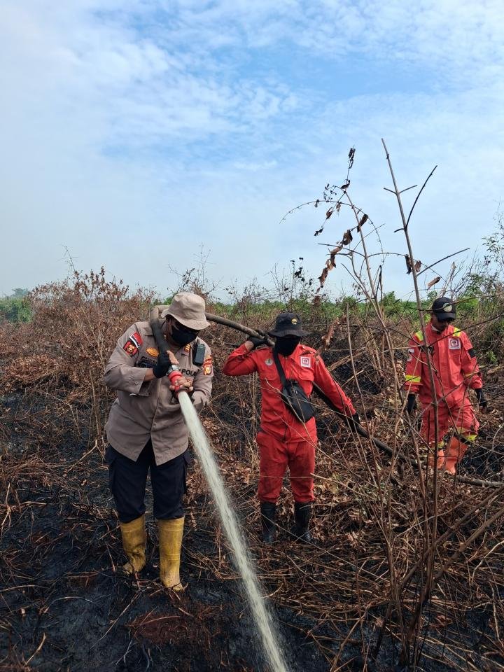 Tim Gabungan Berjibaku Padamkan Api Karhutla 25 Hektare di Rupat 