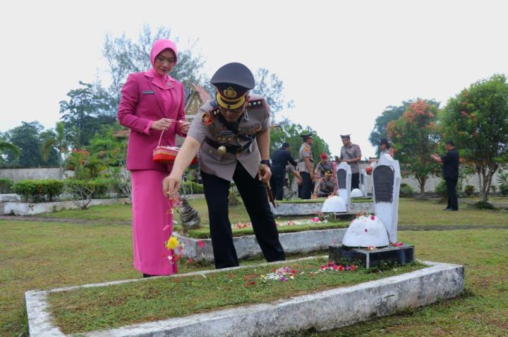 Ziarah ke TMP Sambut Hari Bhayangkara, Kapolresta Dumai: Teruskan Cita-cita Para Pahlawan