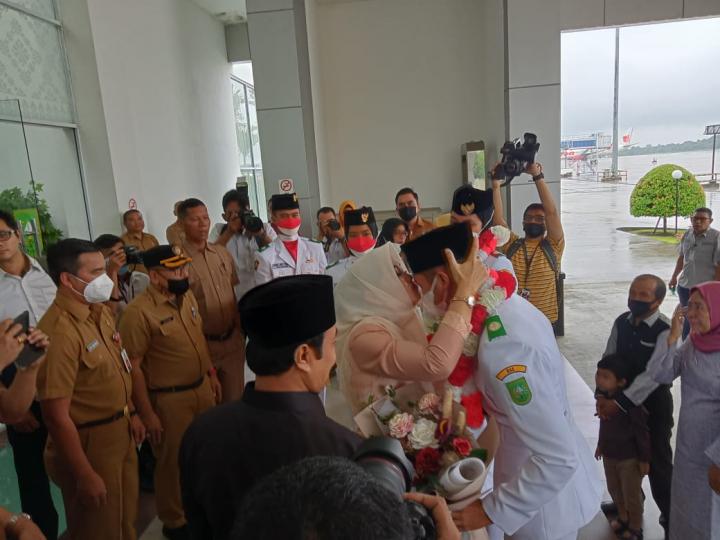 Ketua DPRD Riau Sambut Dua Utusan Paskibra Nasional Asal Riau Penuh Haru