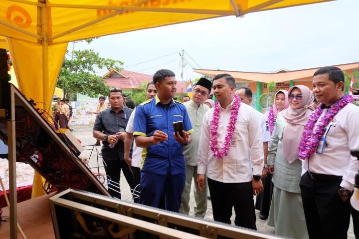 Tekan Angka Pengangguran, Kadisnakertrans Riau Buka Job Fair 2004 