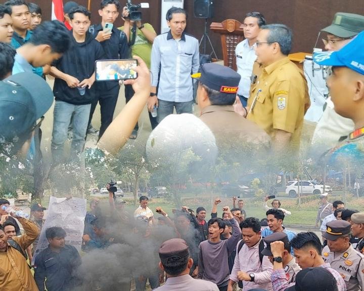 Aksi Demo Beasiswa Ricuh karena Gagal Jumpa Bupati Pelalawan 