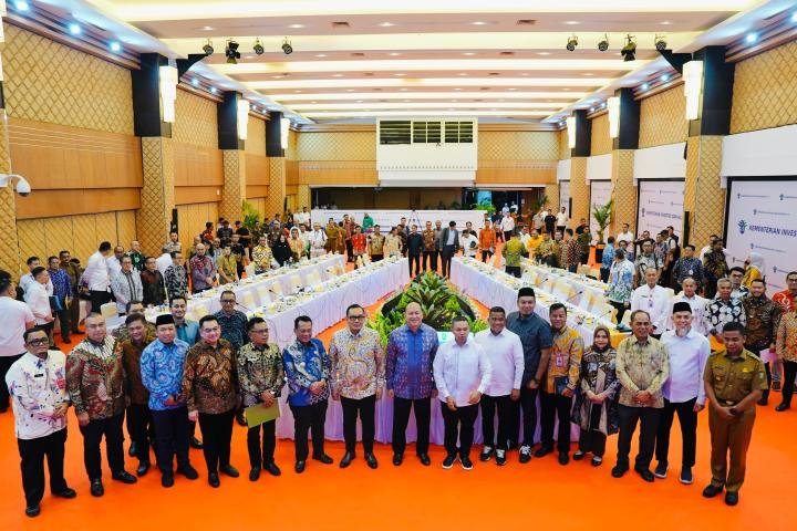 Bersama Wako dan Bupati Ketemu Menteri Investasi, Gubri Abdul Wahid Usulkan Rel Kereta Api 