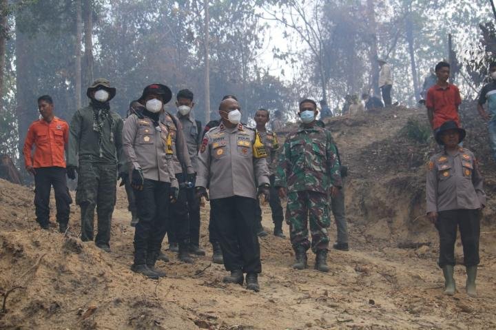 Turut Padamkan Karhutla di Rohul, Wakapolda Riau: Meski Medan Ekstrem, Semangat Tim Luar Biasa!