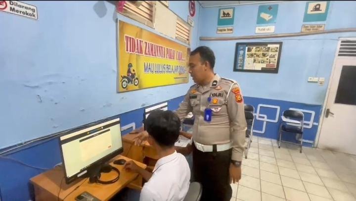 Tanam 10 Pohon, Pelajar Dapat SIM Gratis dari Satlantas Polres Kampar