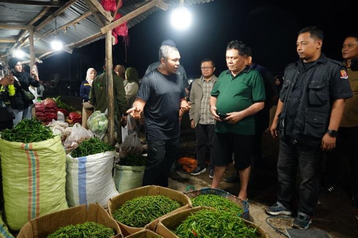 Dini Hari Gubernur Riau Bersama Istri Sidak Pasar Induk AKAP, Tinjau Harga dan Rencana Relokasi