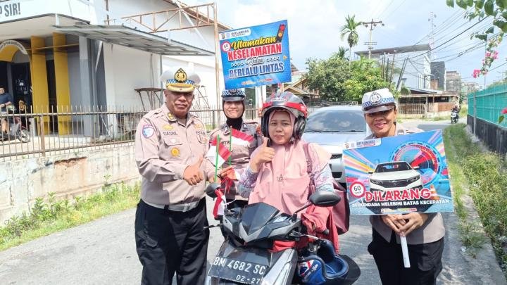 Ditlantas Polda Riau Bangun Budaya Tertib Berlalulintas dan Bagikan 100 Bendera Merah Putih
