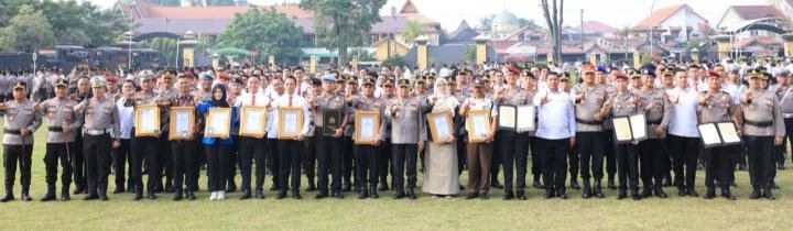Kapolri Beri Penghargaan 52 Personel Polda Riau Pin Emas, 33 Lainnya Terima Perak