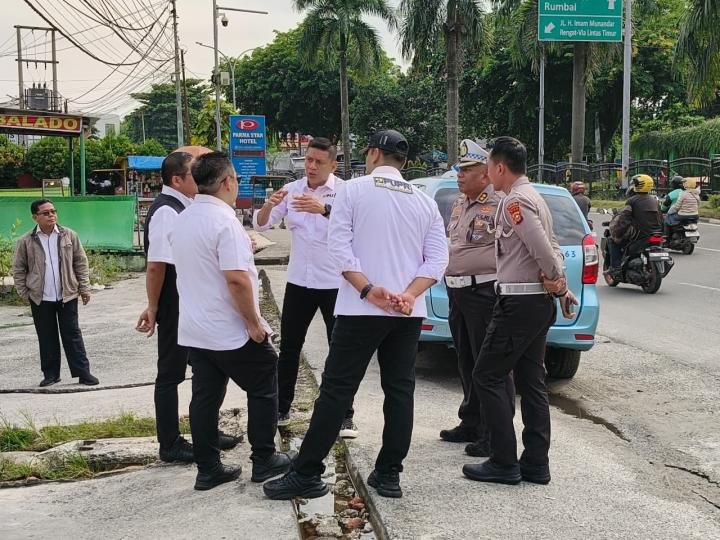 Atasi Banjir, PUPR Pekanbaru Keruk Drainase di Kawasan Awal Bross Sudirman 