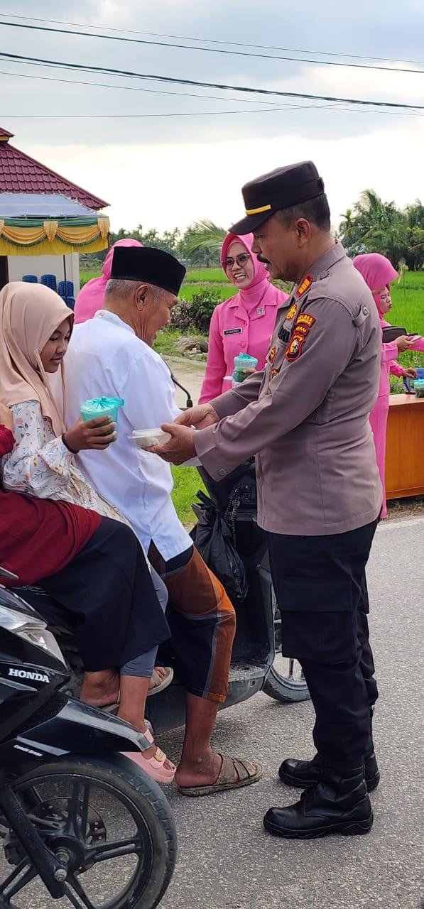 Berkah Ramadan, Kapolsek Ramli bersama Ketua Bhayangkari Berbagi 150 Takjil ke Masyarakat Keritang