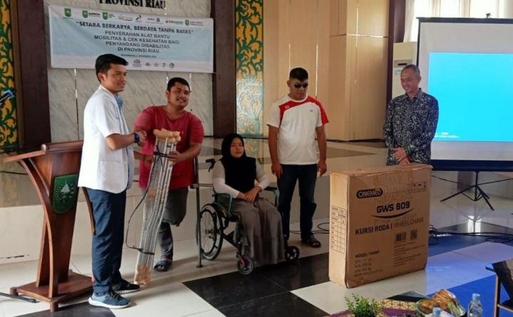 Dinsos Riau Salurkan Alat Bantu Mobilitas dan Fasilitasi Pemeriksaan Kesehatan Bagi Disabilitas