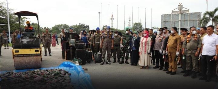 Wabup Rohul Pimpin Pemusnahan Ribuan Miras, Komitmen Tegakkan Perda