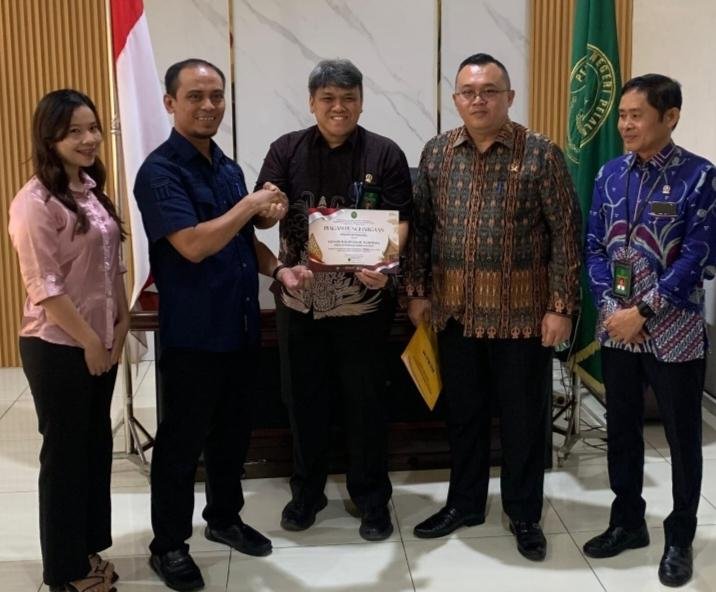 Terpilih sebagai Posbakum Terbaik se-Riau, OBH YHRS Terima Penghargaan