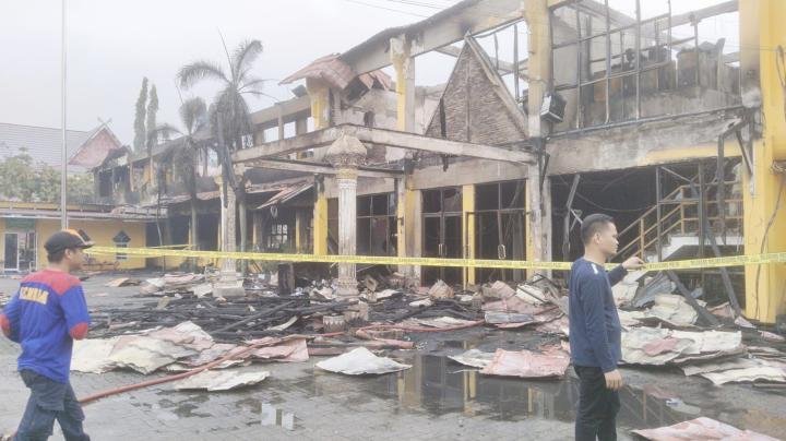 Kantor Disnakertrans Riau Terbakar: Api Muncul dari Ruang Pengawasan, Ini Dugaan Sementara