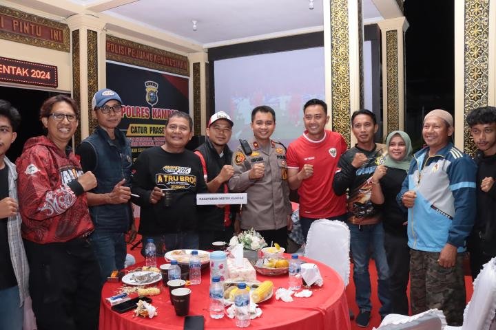 Polres Kampar Cooling System Sambil Nobar Sepakbola dengan Komunitas Motor 