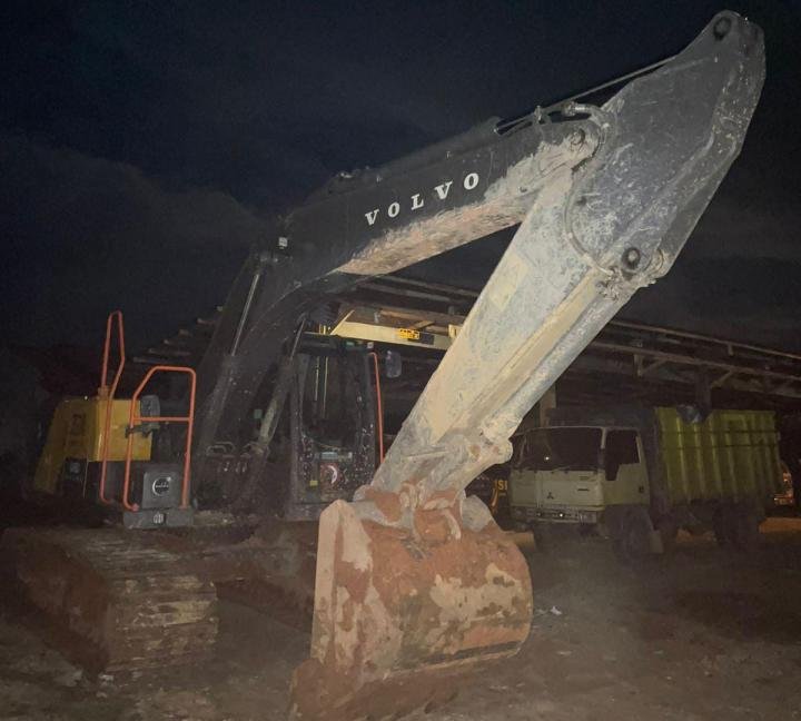 Polres Kuansing Tangkap Pelaku PETI dan Satu Unit Alat Berat