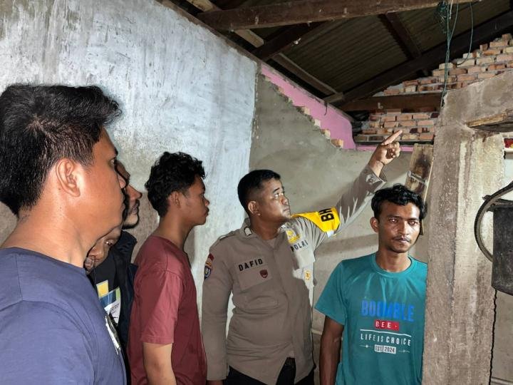 Hanya Pakai Celana Dalam, Tewas Tergantung depan Kamar Mandi