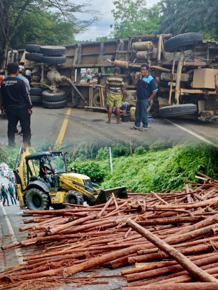 Truk Bermuatan Kayu Akasia PT Arara Abadi Terbalik, Jalintim Macet Total hingga Tiga Jam