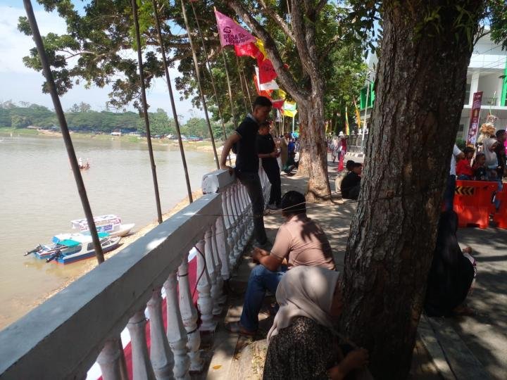 Pacu Jalur Mendunia Tapi Pilar Tepian Gelanggang Pacunya Retak dan Miring