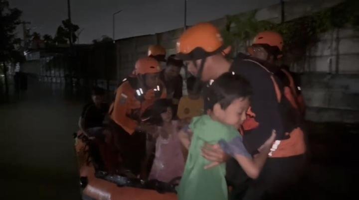 Banjir Rendam Rumbai, Tim SAR Evakuasi Warga Dewasa dan Anak-anak yang Terjebak