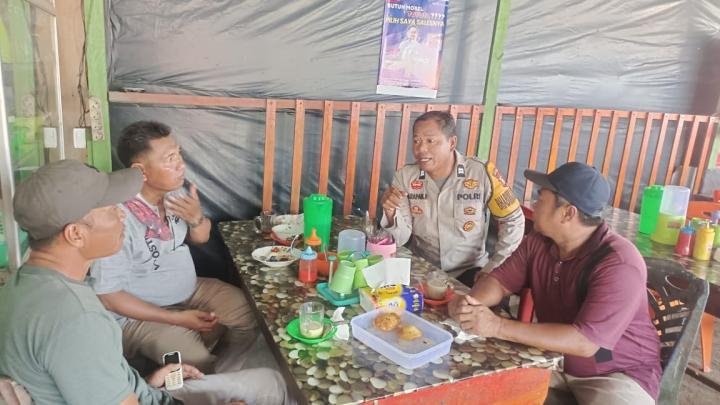 Bhabinkamtibmas Polsek Kemuning Ingatkan Masyarakat Bahaya Berita Hoaks