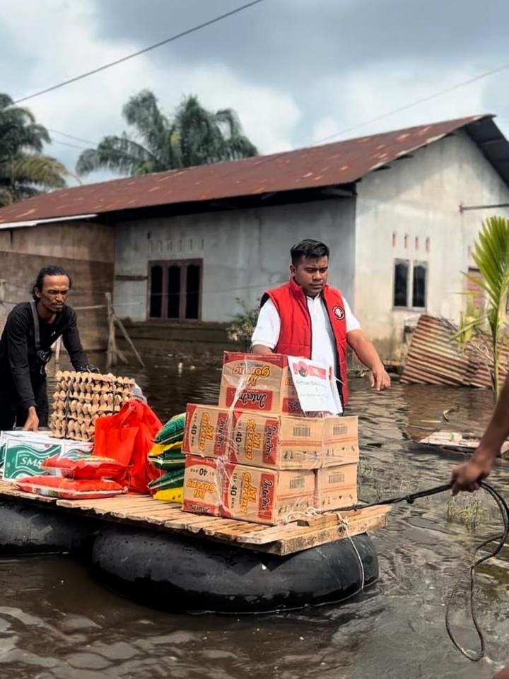 Susuri Kawasan Banjir di Rumbai, Zulkardi Berikan Bantuan Sembako untuk Dapur Umum