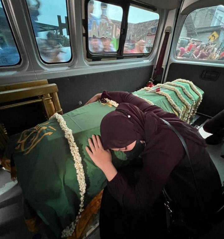 Momen Bikin Nangis Lihat Zara Peluk Peti Jenazah Eril di Ambulans