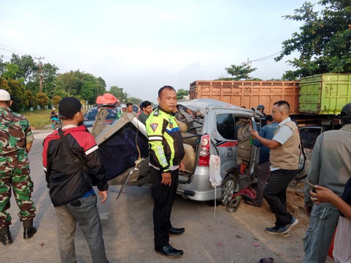 Tiga Orang Tewas karena Avanza Sekeluarga Tabrak Tronton Parkir di Kubang