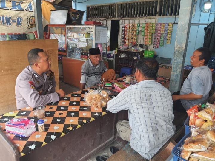 Polsek Pinggir Sambangi Warga dan Pengunjung Warung, Sosialisasikan Imbauan Kamtibmas Pasca Pilkada