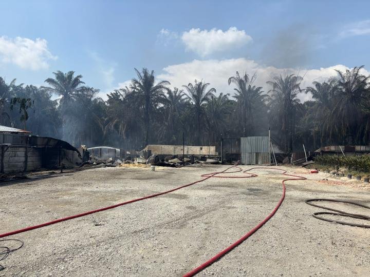 Turunkan 8 Mobil Damkar ke Lokasi Kebakaran, DPKP Temukan Ceceran Solar 