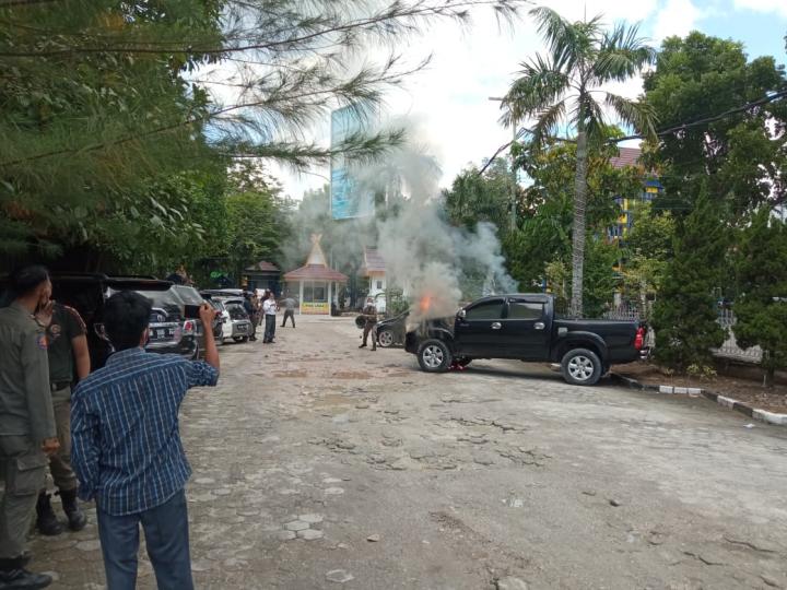 Alarm Berbunyi, Toyota Hilux Terbakar di Parkiran MPP