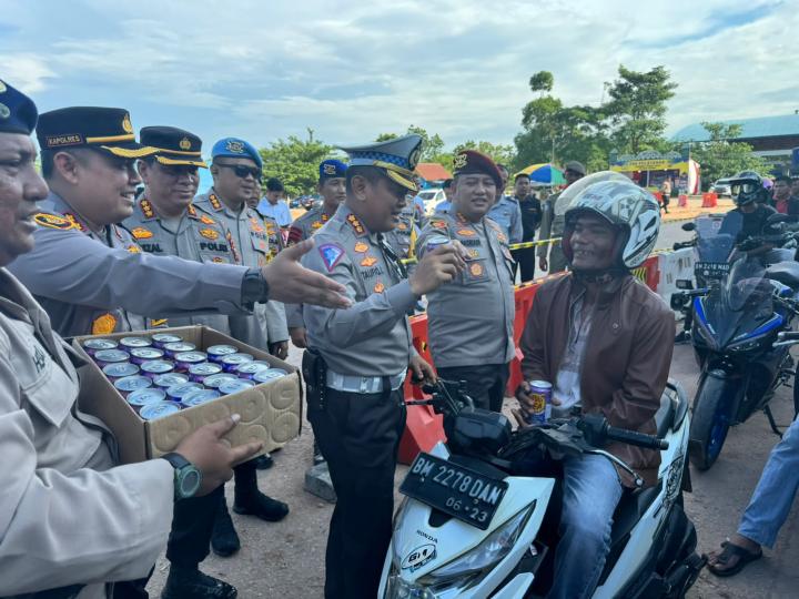 Dirlantas dan PJU Polda Riau Sapa Pemudik Balik sembari Bagi-bagi Minuman Kaleng ke Penumpang Roro