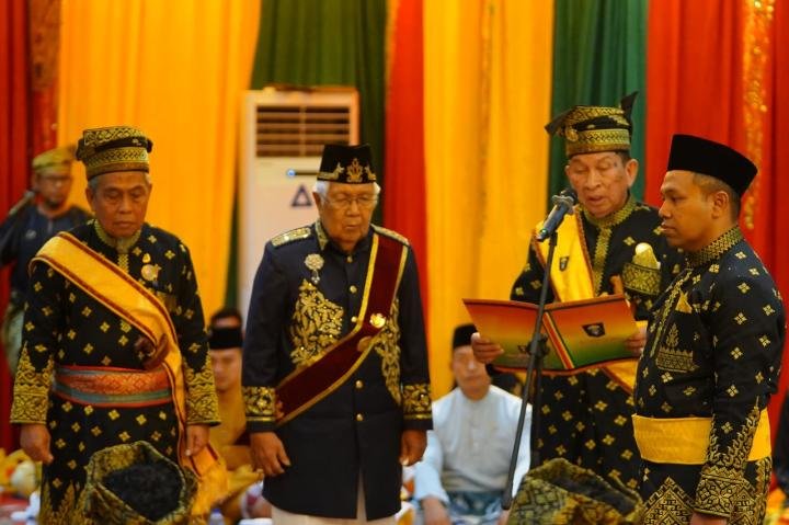 Resmi Nyandang Gelar Datuk Seri Setia Amanah, Abdul Wahid: Menuntun Riau dengan Teladan