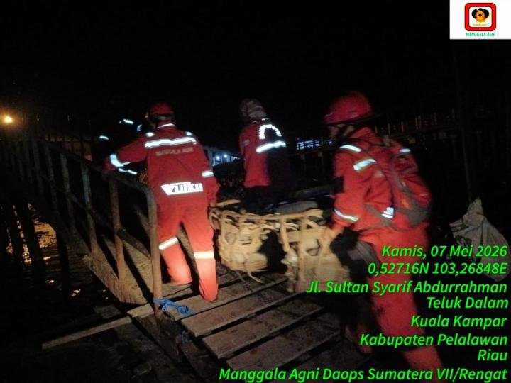 Tim Manggala Agni Seberangi Laut Pandamkan Karhutla di Pulau Mendol 