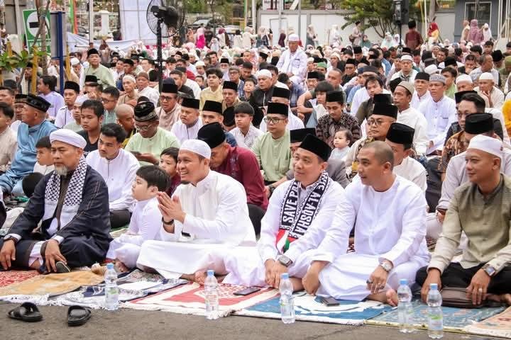 Salat Ied di Marpoyan Damai, Wako Siapkan Hadiah Umroh untuk 2 Jamaah 