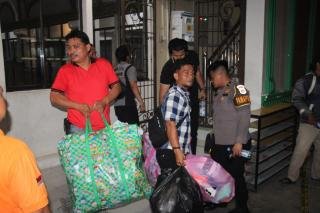 Tim Jibom Satbrimobda Riau Amankan Dua Tas Mencurigakan di Masjid Al Khairat