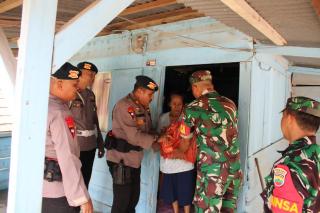 Wujud Kepedulian, Batalyon B Satbrimobda Riau & Koramil 0321 Bagikan Sembako ke Dhuafa