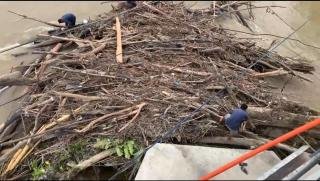 PUPR Rohul Bersihkan Tumpukan Kayu di Tiang Jembatan Ujungbatu, Warga: Terima Kasih