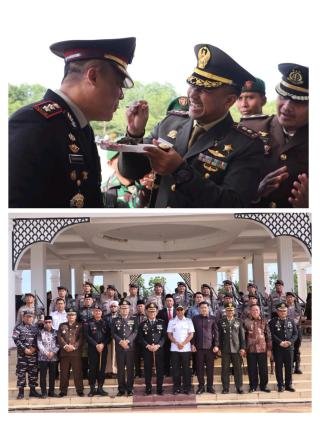 Kapolres Rohil Disuapkan Kue oleh Dandim di Momen Upacara Hari Bhayangkara ke-80