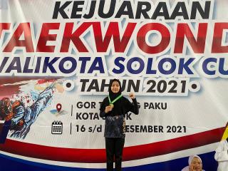Siswi SMPN 4 Pekanbaru Nadhira Raih Emas Taekwondo Wali Kota Solok Cup