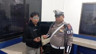 Didatangi Polantas Lantaran Tak Pakai Helm, Pengendara Buang Inek ke Aspal 