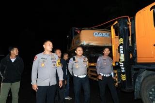 Kapolda Riau Kembali Kirim Tiga Alat Berat ke Agam, Dikawal Langsung Dirlantas dan Dansat Brimob