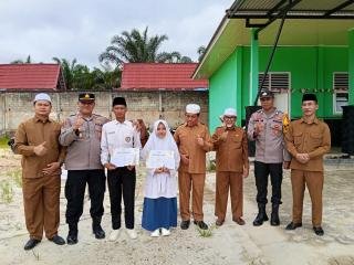 Kapolsek Kampar Jadi Pembina Upacara di Ponpes As Salam, Sampaikan Filosofi Tunas
