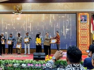 Alfamart Raih Penghargaan dari Gubernur Riau atas Komitmen Penyerapan Tenaga Kerja Disabilitas