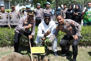 Rapper Melly Mike Tanam Pohon di Mapolda Riau: Perlakukan Alam Layaknya Keluarga Sendiri