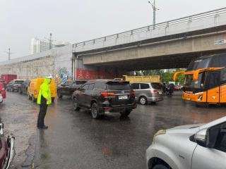 Ditlantas Polda Riau-Satlantas Polresta Pekanbaru Rela Hujan-Hujanan Demi Kelancaran Lalin