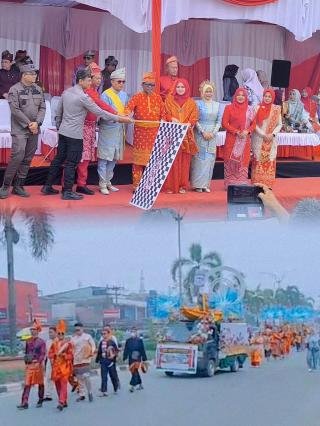 Ribuan Peserta Ikuti Kirab Budaya Helat Pelalawan di Tengah Kepungan Kabut Asap Tebal