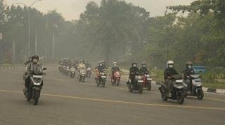 Capella Honda Bagikan Tips Cari Aman Naik Motor saat Jarak Pandang Terbatas