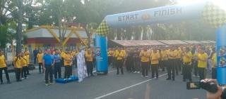 Olahraga Bersama, Polda Riau Berikan Bibit Pohon dan Bansos untuk Masyarakat 