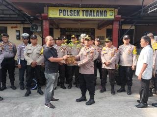 Kapolsek Tualang Berikan Kado Bibit Pohon kepada Personel yang Ultah