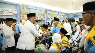 Bupati Anton Lepas 191 Jemaah Calon Haji Rohul di Embarkasi Batam, Dua Orang Ditunda